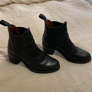 FRYE Sabrina Chelsea pull on black leather booties